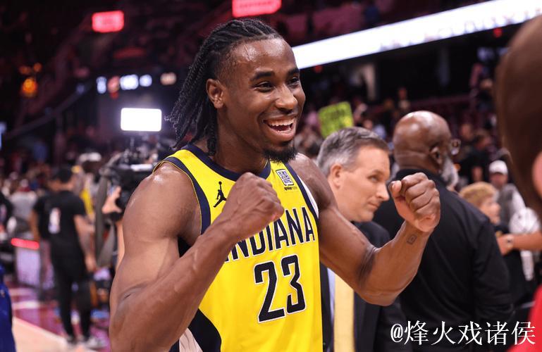 史密斯关键时刻爆发:独得8分命中两记三分获赞 史密斯关键时刻爆发:独得8分命中两记三分获赞